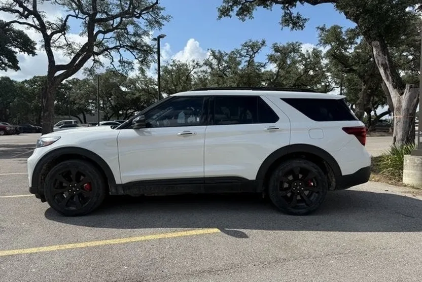 2022 Ford Explorer ST photo 1