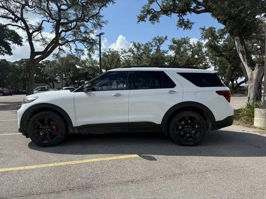 2022 Ford Explorer ST photo 1