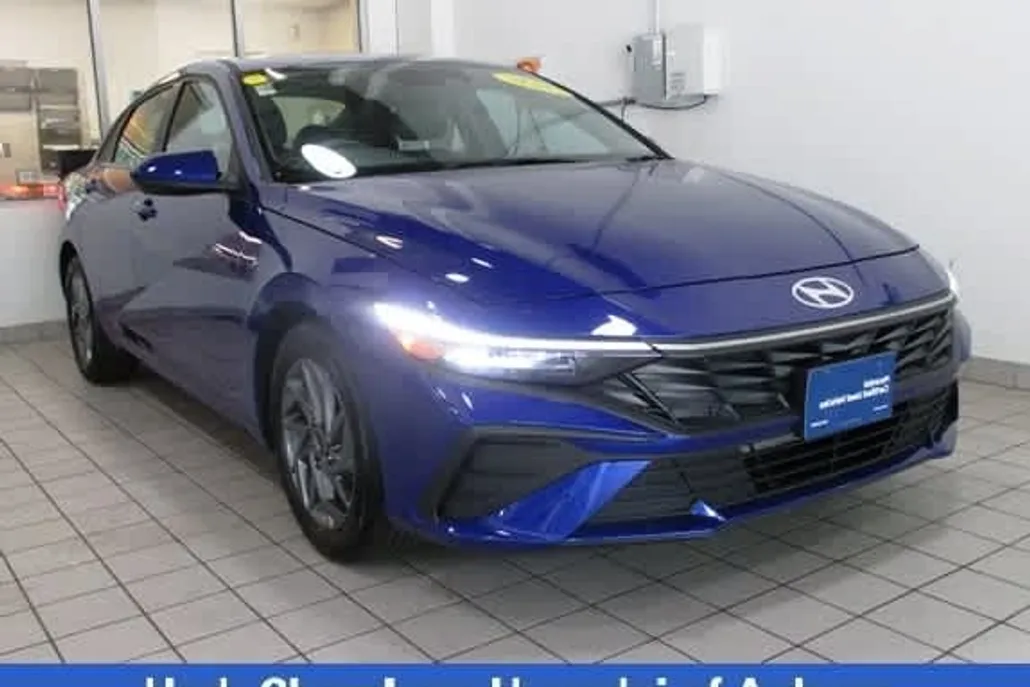 2024 Hyundai Elantra SEL photo 1