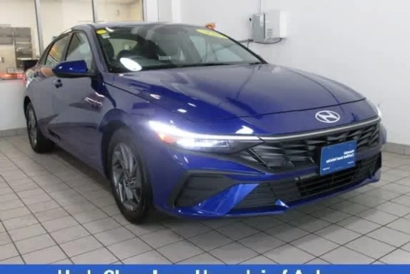 2024 Hyundai Elantra SEL photo 1
