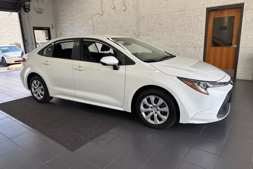2022 Toyota Corolla LE photo 1