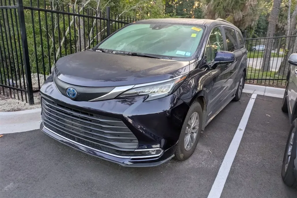 2021 Toyota Sienna XLE photo 1