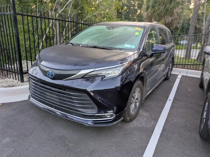 2021 Toyota Sienna XLE photo 1