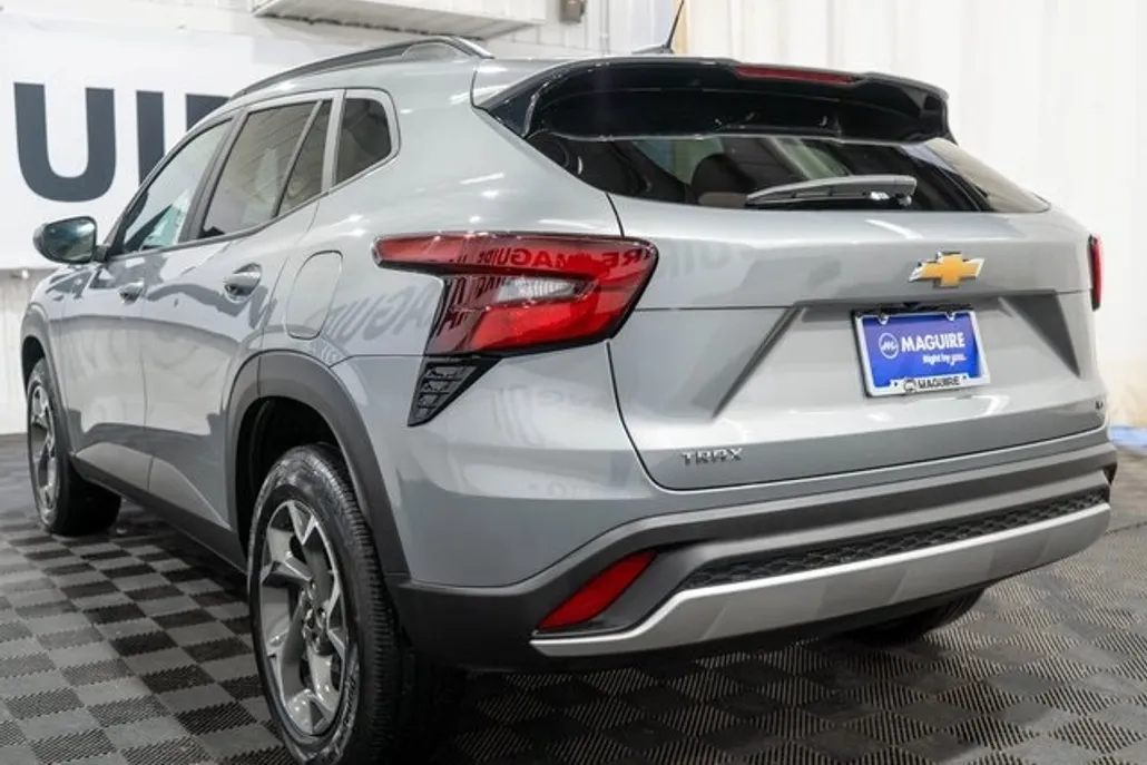 2024 Chevrolet Trax LT photo 1