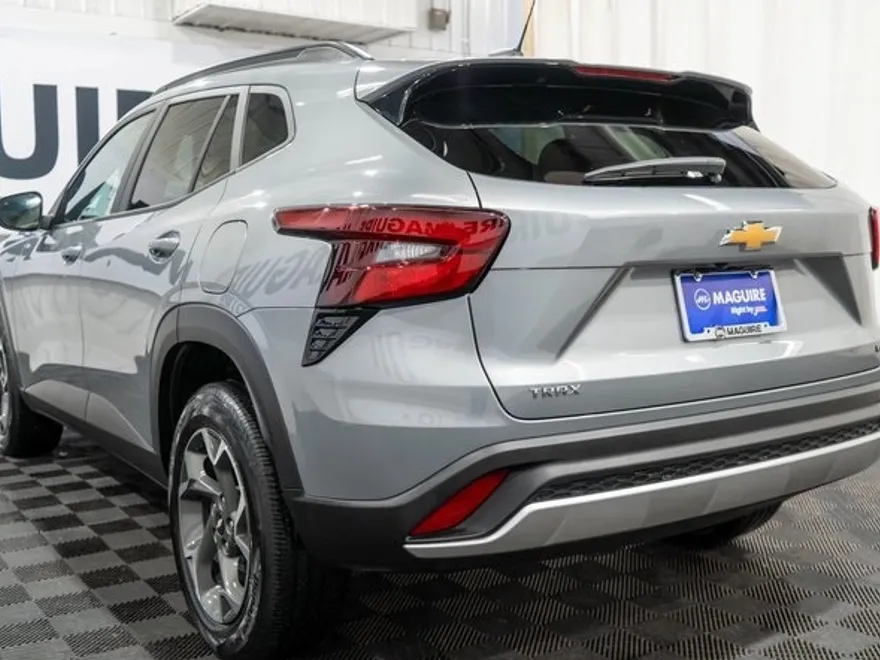 2024 Chevrolet Trax LT photo 1