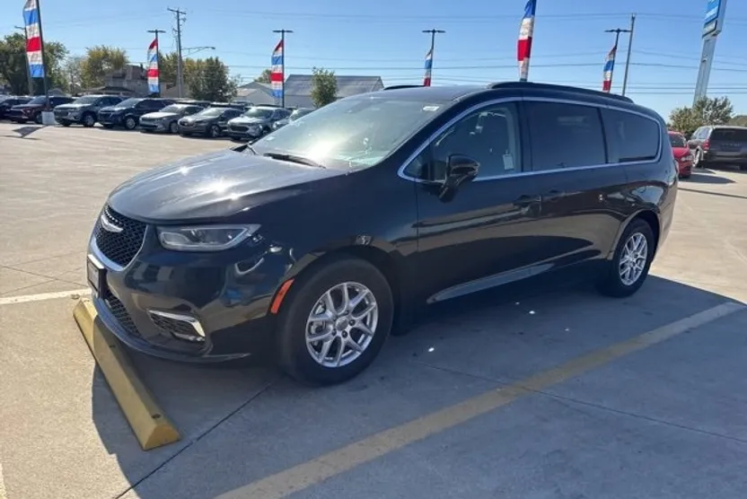 2022 Chrysler Pacifica Touring L photo 1
