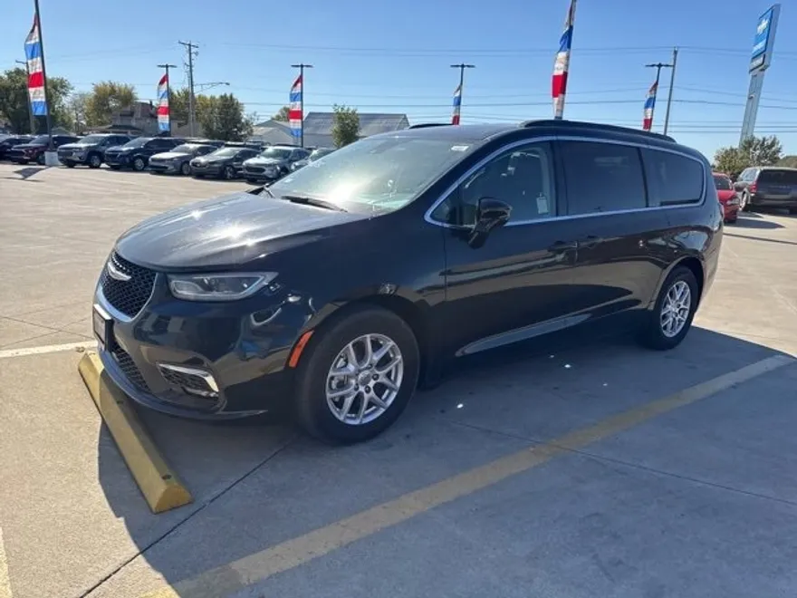 2022 Chrysler Pacifica Touring L photo 1