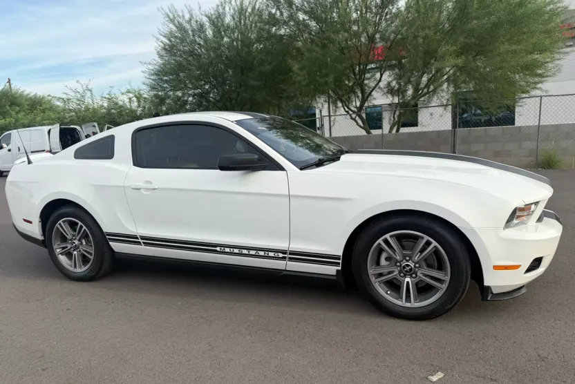 2010 Ford Mustang V6 photo 1