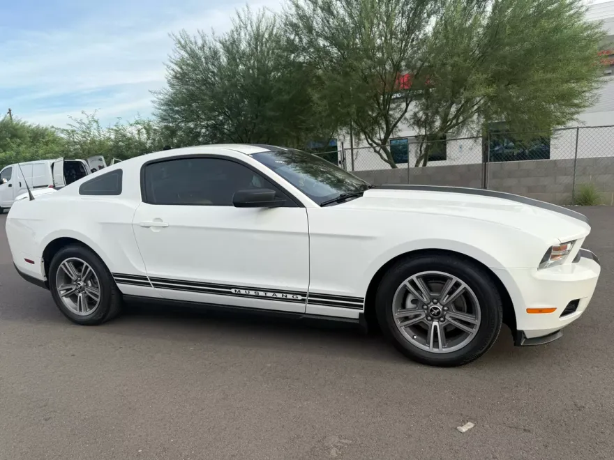 2010 Ford Mustang V6 photo 1