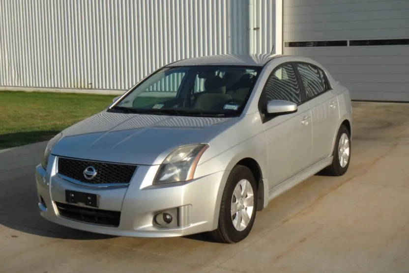 2010 Nissan Sentra 2.0 SR photo 1