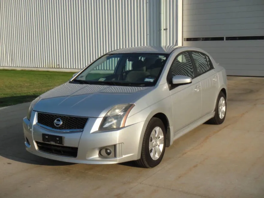 2010 Nissan Sentra 2.0 SR photo 1