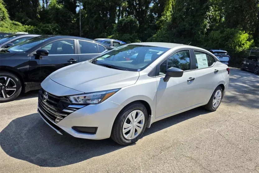 2025 Nissan Versa 1.6 S photo 1