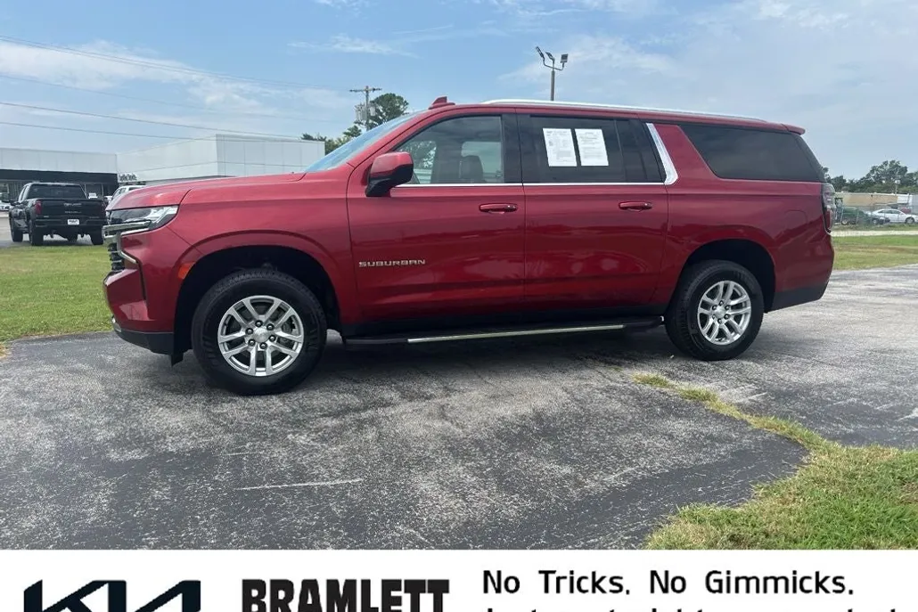 2021 Chevrolet Suburban LT photo 1