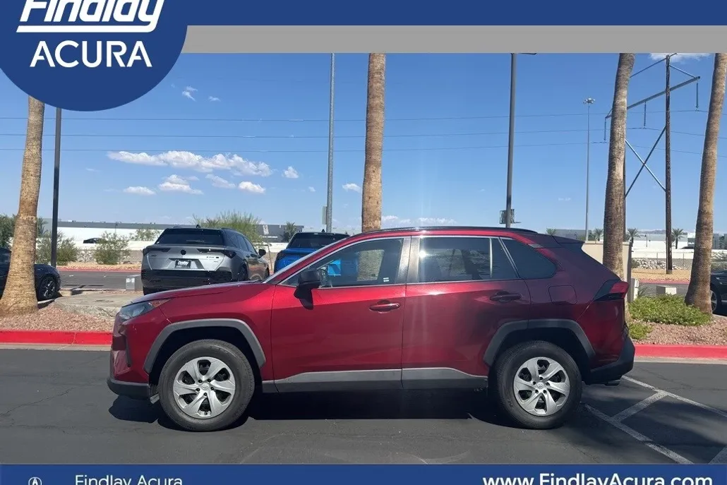 2020 Toyota RAV4 LE photo 1