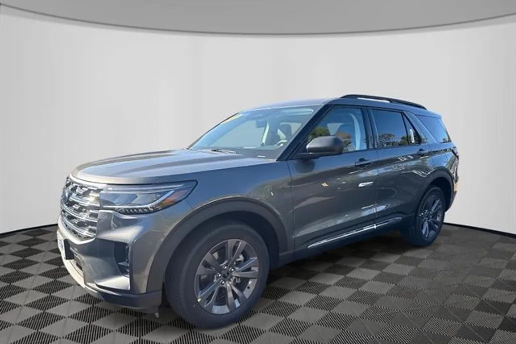2025 Ford Explorer photo 1
