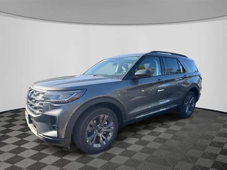 2025 Ford Explorer photo 1