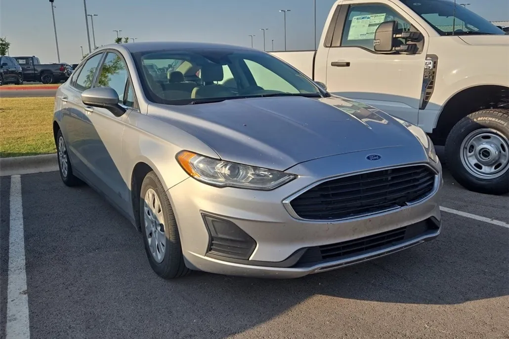 2020 Ford Fusion S photo 1