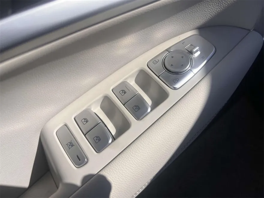 2024 Genesis G70 2.5T photo 14