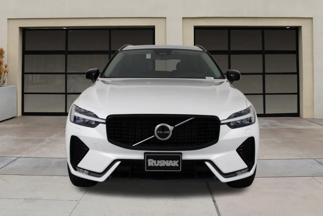 2025 Volvo XC60 B5 Core photo 1