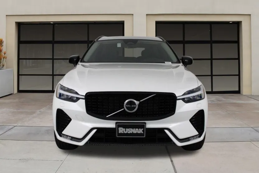 2025 Volvo XC60 B5 Core photo 1