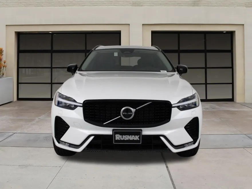 2025 Volvo XC60 B5 Core photo 1