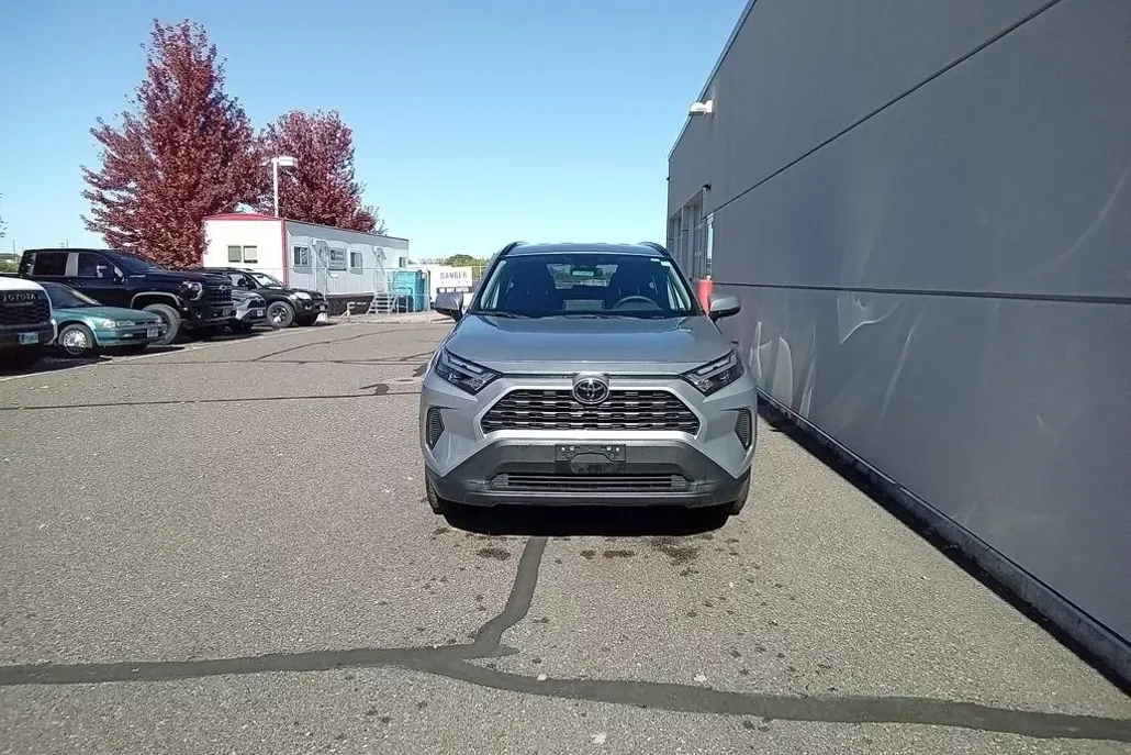 2022 Toyota RAV4 XLE photo 1