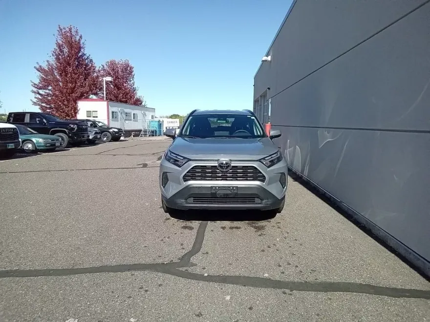 2022 Toyota RAV4 XLE photo 1
