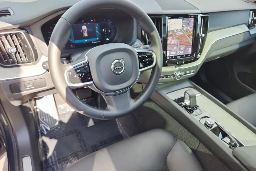 2025 Volvo XC60 B5 Plus photo 1