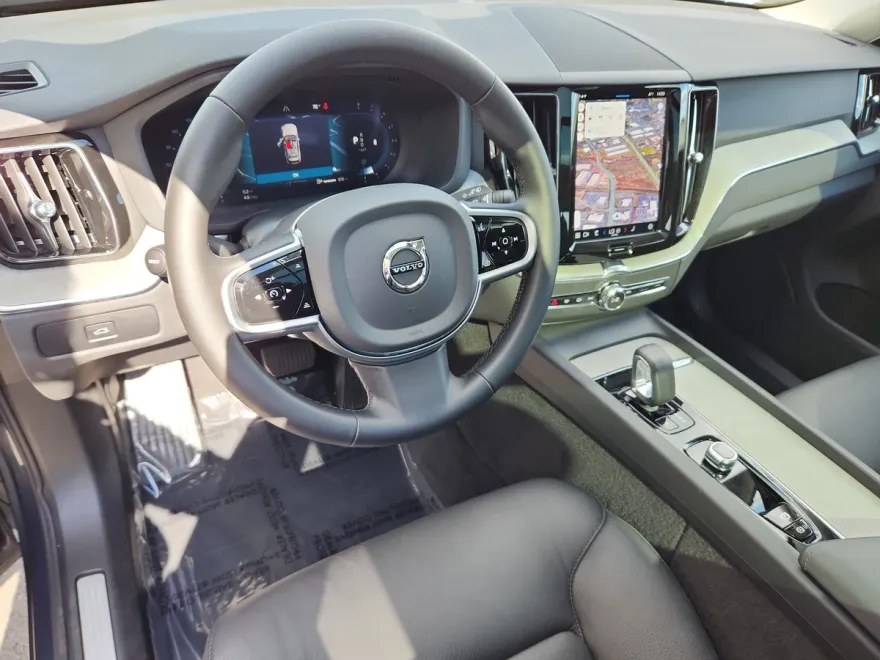 2025 Volvo XC60 B5 Plus photo 1