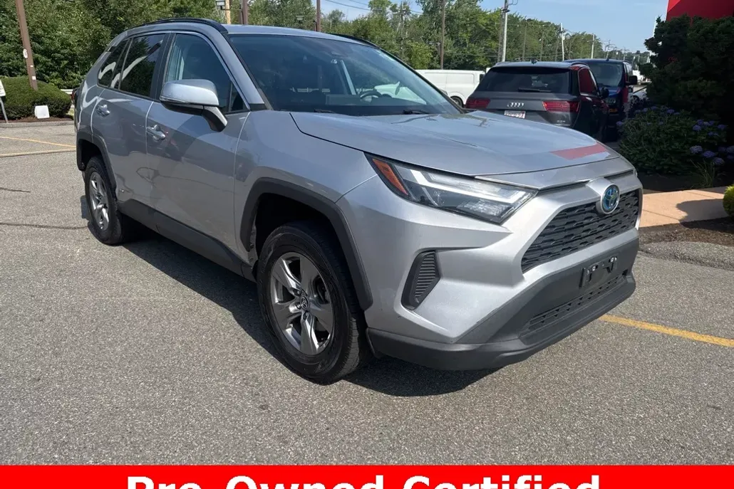 2022 Toyota RAV4 XLE photo 1