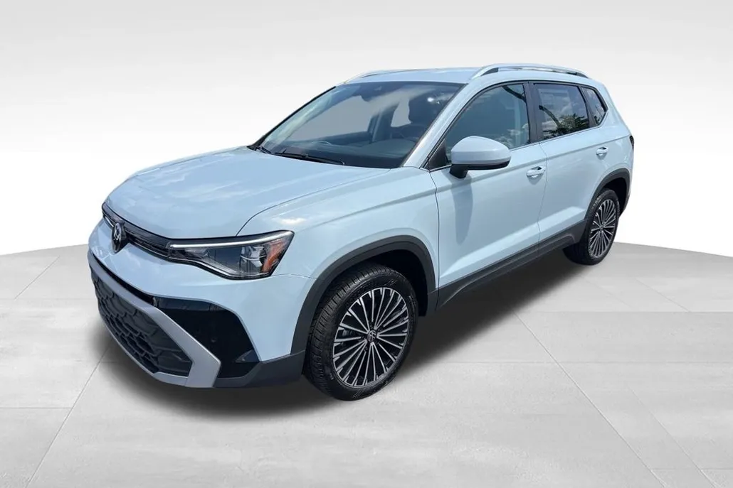 2025 Volkswagen Taos SE photo 1