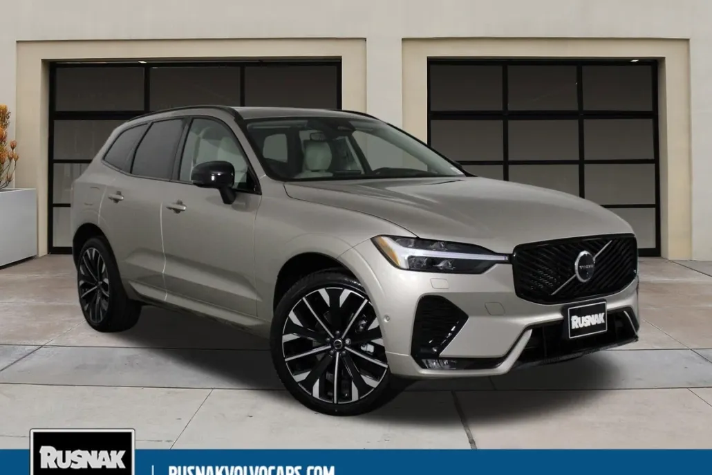 2026 Volvo XC60 B5 photo 1