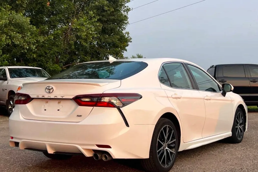2021 Toyota Camry SE photo 1