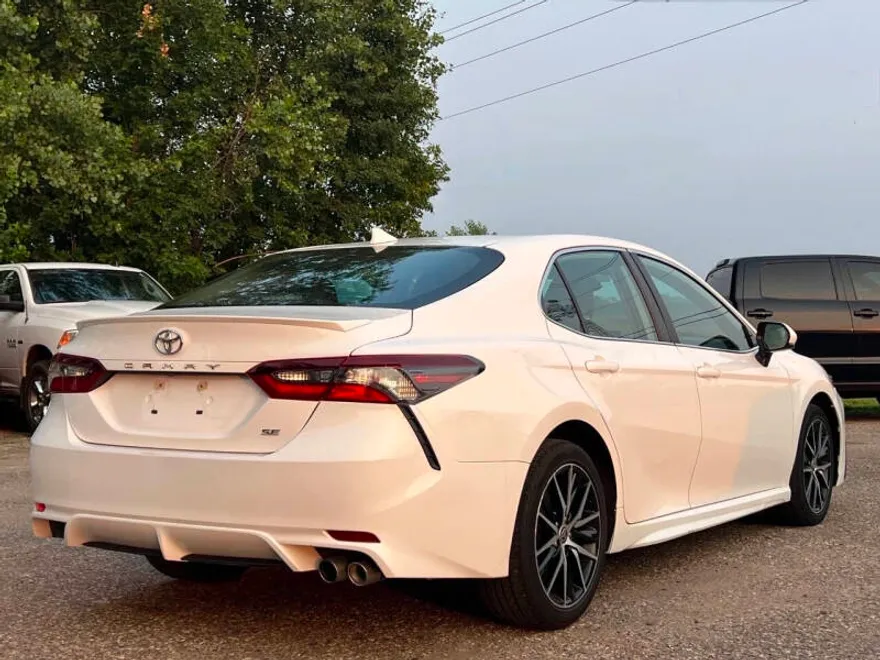 2021 Toyota Camry SE photo 1