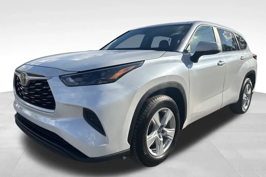 2023 Toyota Highlander L photo 1
