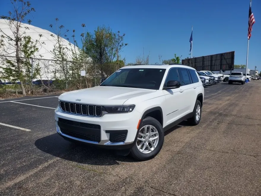 2025 Jeep Grand Cherokee Laredo photo 1
