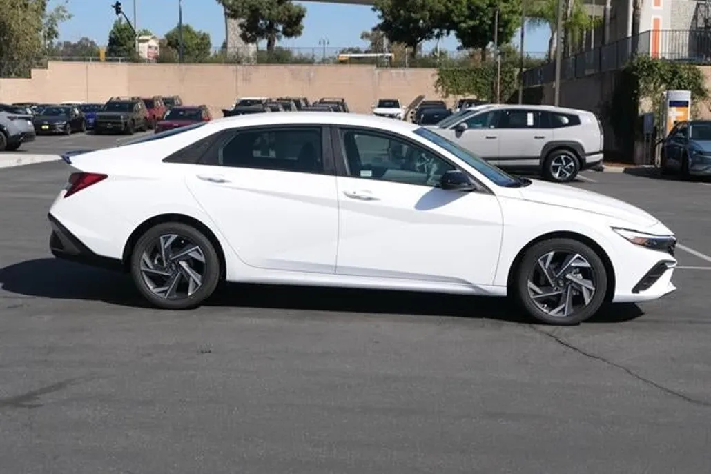 2025 Hyundai Elantra SEL Sport photo 1