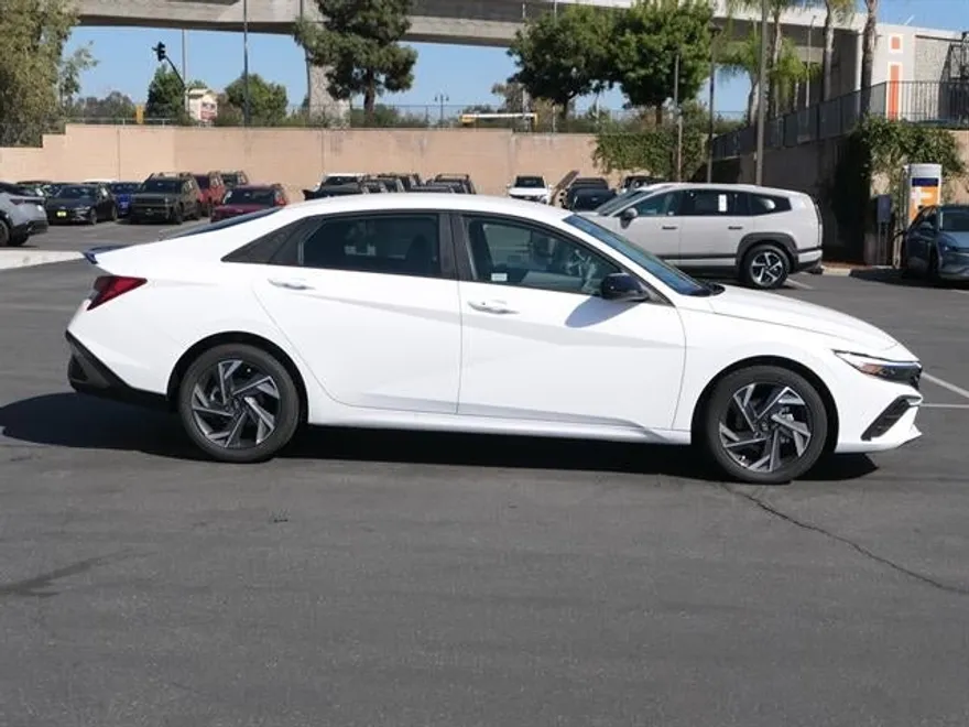 2025 Hyundai Elantra SEL Sport photo 1