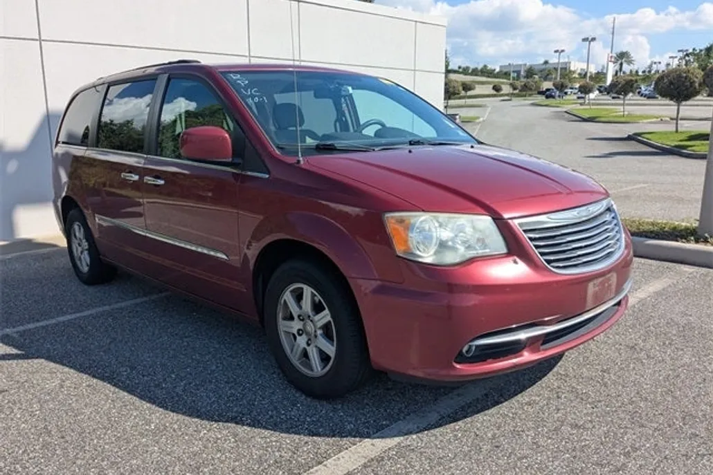 2011 Chrysler Town & Country Touring photo 1