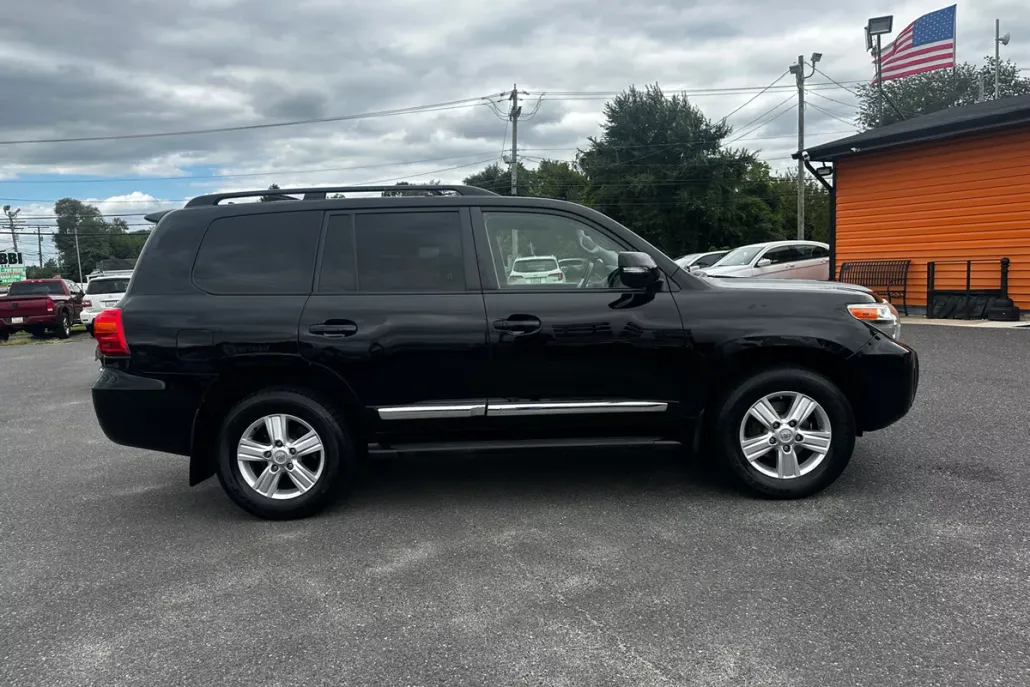 2014 Toyota Land Cruiser Base photo 1