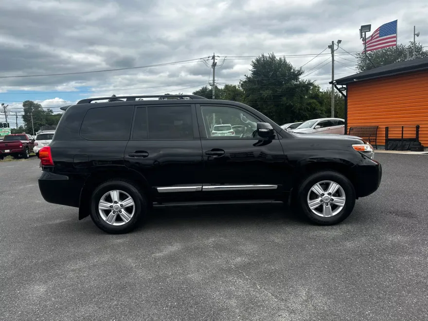 2014 Toyota Land Cruiser Base photo 1