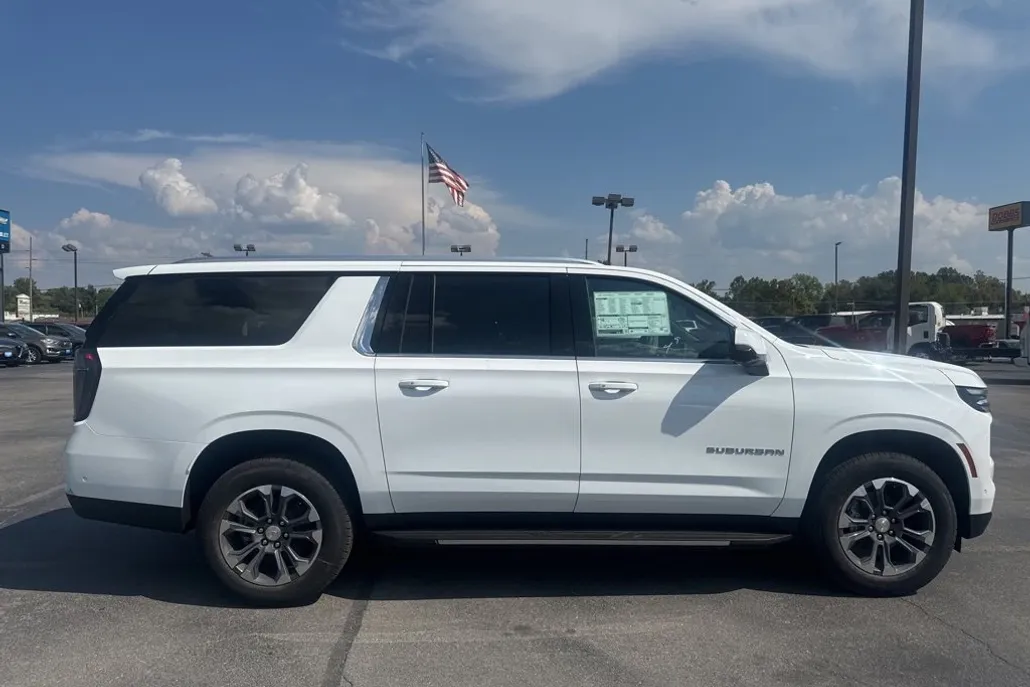 2026 Chevrolet Suburban LT photo 1