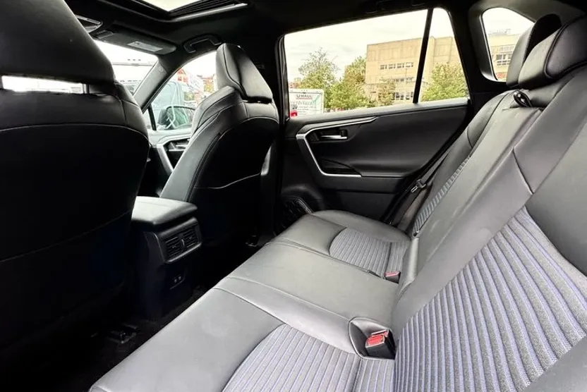 2019 Toyota RAV4 Hybrid XSE photo 1