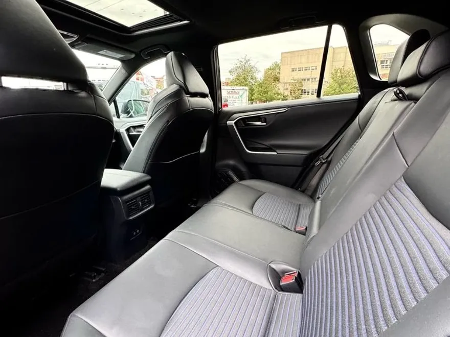 2019 Toyota RAV4 Hybrid XSE photo 1