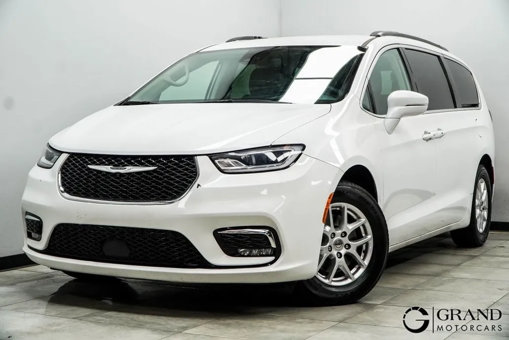 2022 Chrysler Pacifica Touring L photo 1