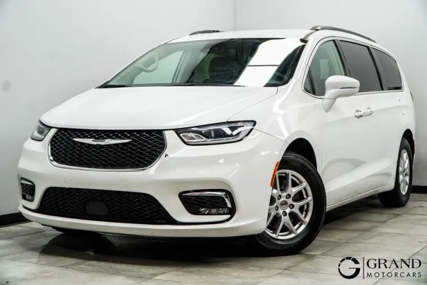 2022 Chrysler Pacifica Touring L photo 1