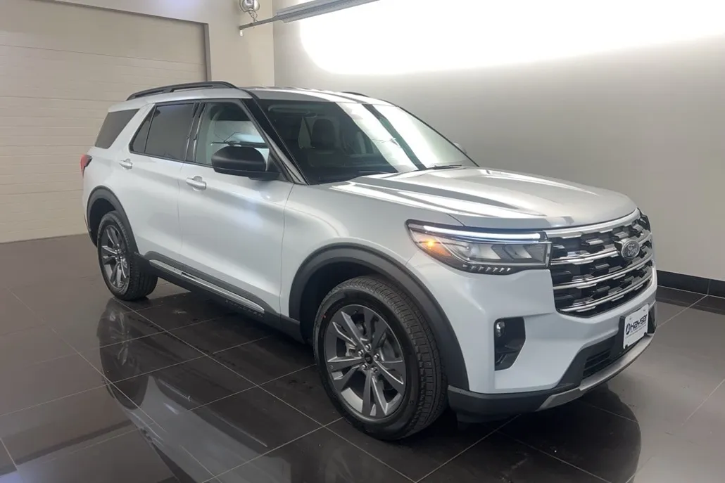 2025 Ford Explorer photo 1