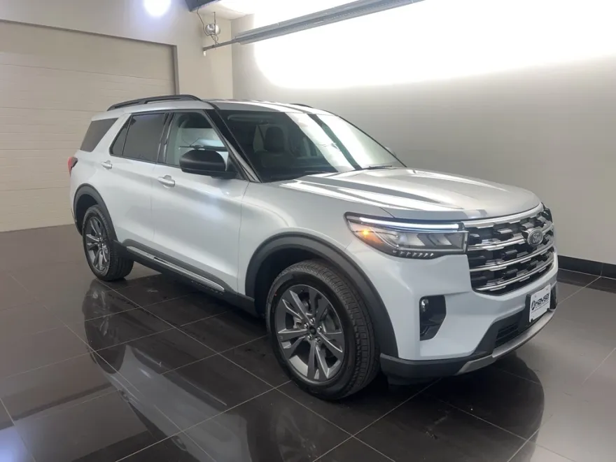 2025 Ford Explorer photo 1