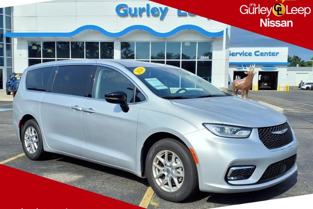 2024 Chrysler Pacifica Touring L photo 1