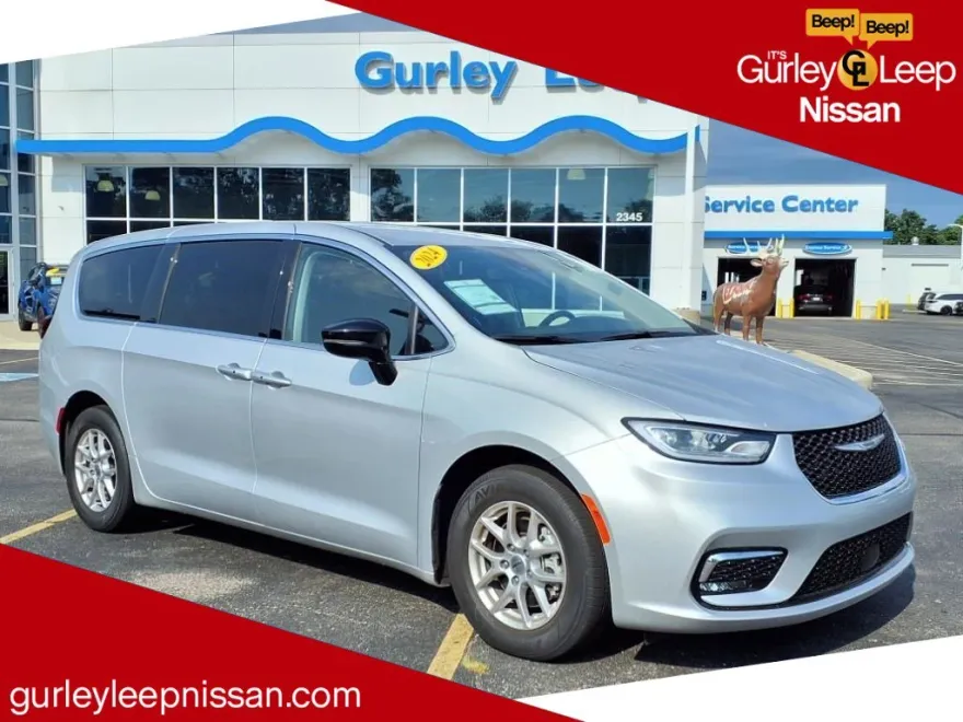 2024 Chrysler Pacifica Touring L photo 1